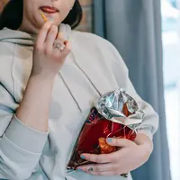 Ilustrasi orang yang tidak bisa menahan nafsu makan. Credits: pexels.com by Andres Ayrton