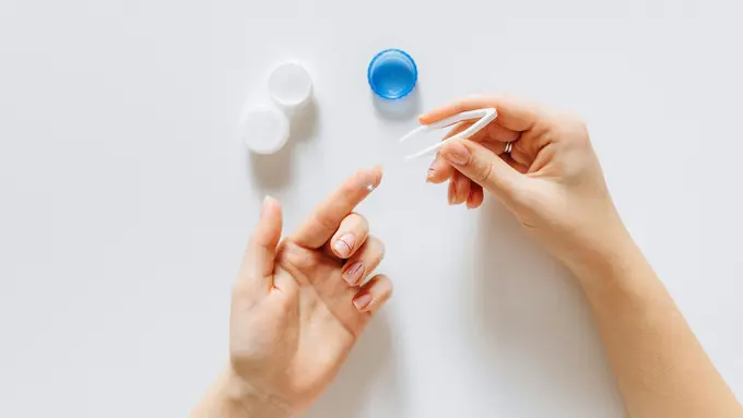 Do's & Don'ts Penggunaan Softlens yang Harus Kamu Tahu (photo by pexels.com)