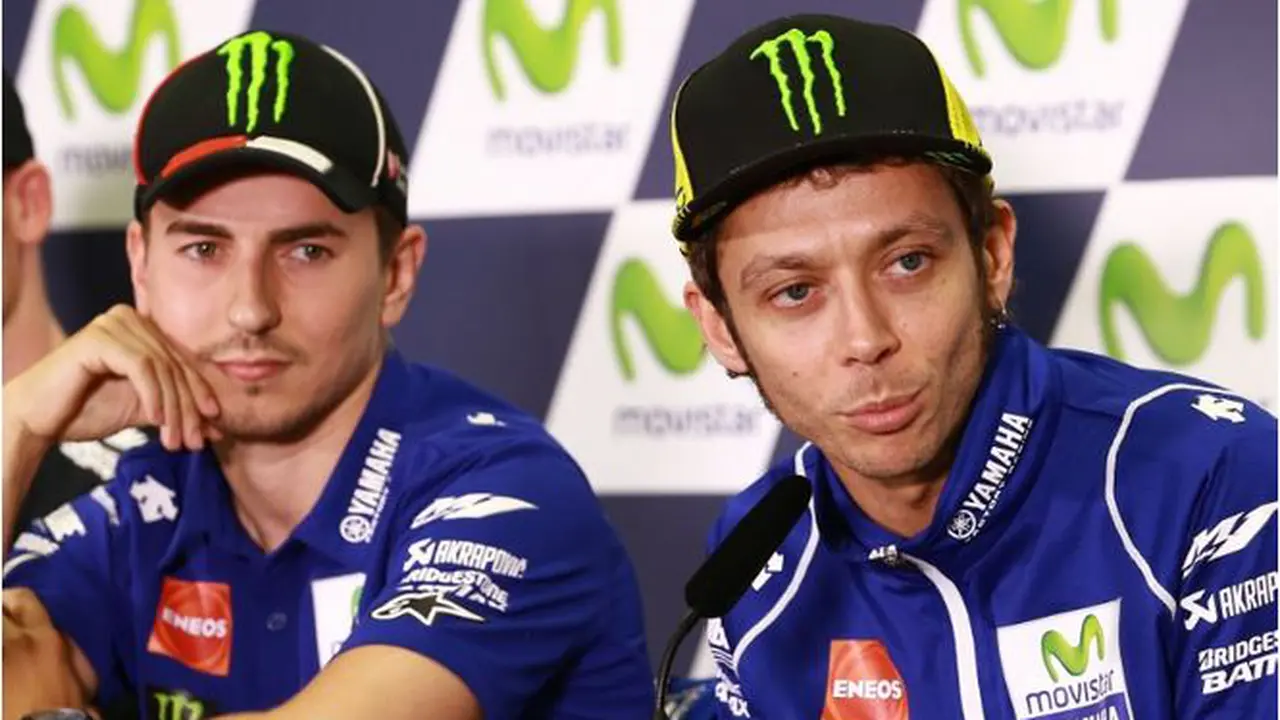 Valentino Rossi (kanan) dan Jorge Lorenzo