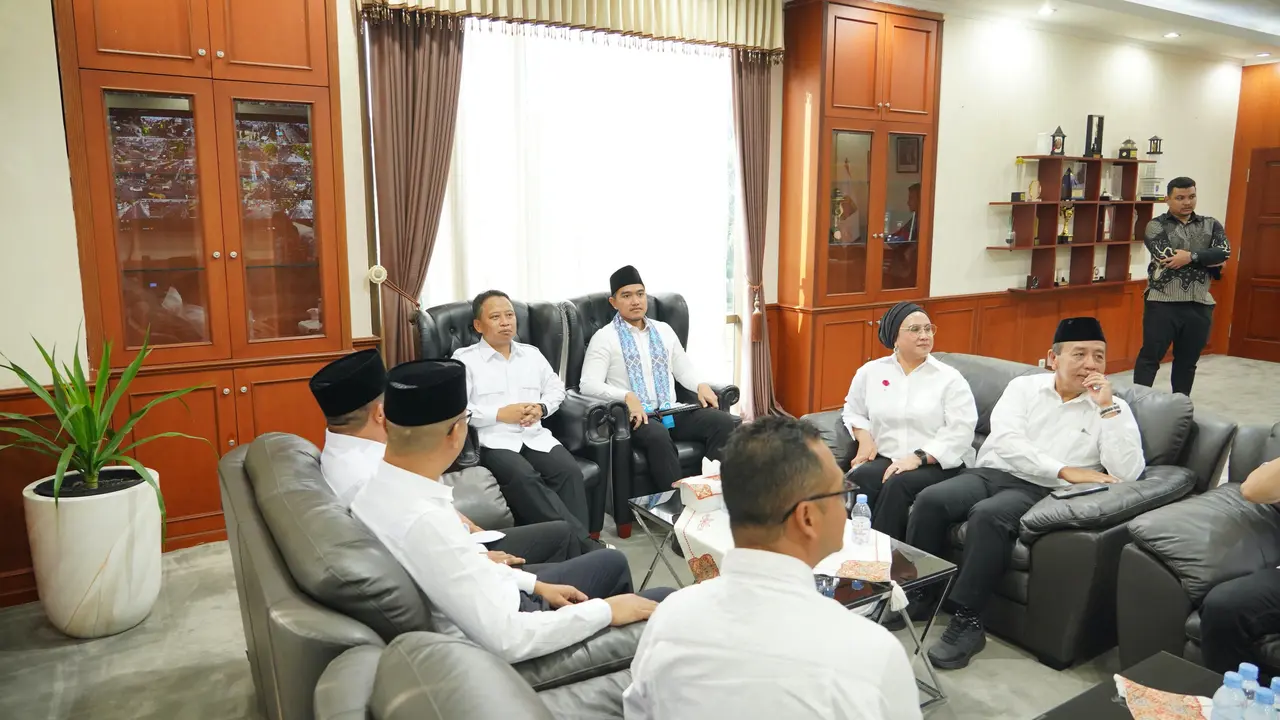 Wali Kota Depok, Supian Suri bertemu dengan Ketum PSI, Kaesang Pangarep di Balai Kota Depok.