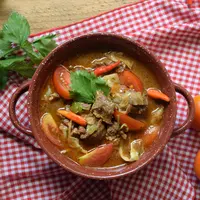Rasa khas bumbu kecap yang segar mantap untuk yang suka rasa pedas manis gurih. (RinaOkta/Shutterstock.com)