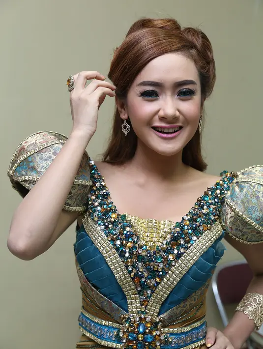 Cita Citata dan Richard R Pondaag semakin lengket saja, meski tidak sering, sesekali Cita meluangkan waktu untuk sekedar jalan-jalan bersama putra pacarnya. (Galih W. Satria/Bintang.com)