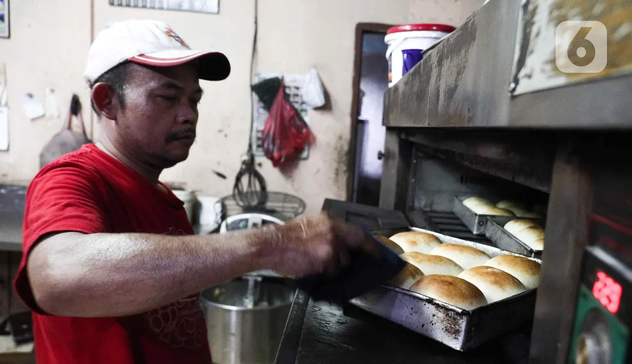 Pekerja memproduksi roti di industri roti rumahan Langgeng Sari di kawasan Pejompongan, Jakarta, Selasa (6/9/2022). Industri roti rumahan Langgeng Sari mengurangi produksi hingga 50 persen dari 4.000 menjadi 2.000 per hari untuk menekan biaya. (Liputan6.com/Herman Zakharia)