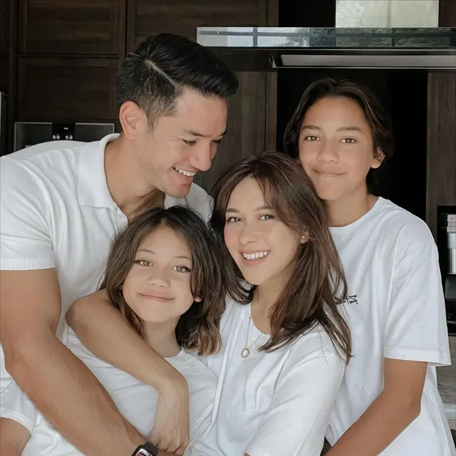 Bak Pengantin Baru, Ini 7 Potret Nana Mirdad dan Andrew White yang Selalu Mesra