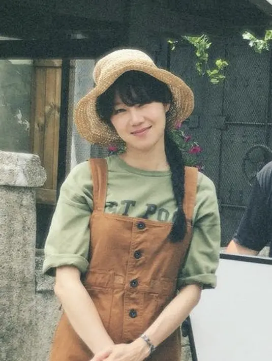Kepang samping dengan rambut hitam dan topi yang dikenakan Gong Hyo Jin, semakin menekankan bahwa dirinya masih tampil awet mudah di usia 40 tahunan.  @rovvxhyo