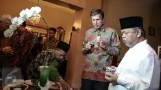 Ali Mustafa Ya'qub (kanan) saat menghadiri undangan berbuka puasa bersama di kediaman Dubes AS untuk Indonesia Robert O Blake (kedua kanan), Jakarta, Rabu (24/6/2015). (Liputan6.com/Faizal Fanani)