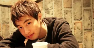 Saat ini awan kelabu sedang menyelimuti dunia hiburan Korea Selatan. Lantaran leader dari grup 100%, Minwoo meninggal dunia di usia 33 tahun. (Foto: soompi.com)