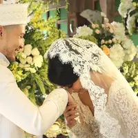 Air mata Tyas Mirasih menetes sebelum resmi dipersunting lelaki yang menjadi pilihannya, Raiden Seodjono. Akad nikah pasangan ini digelar Sabtu, (8/7). Ijab kabul berjalan khidmat dan lancar disaksikan kedua keluarga mempelai. (Bambang E. Ros/Bintang.com)