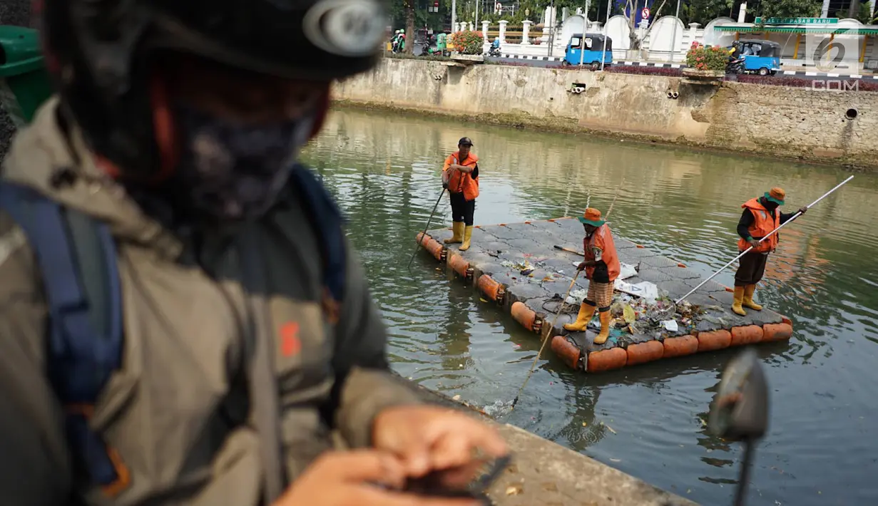 Petugas membersihkan sampah plastik yang mengapung di aliran anak Sungai Ciliwung, Pasar Baru, Jakarta, Selasa (6/8/2019). Perilaku buruk sebagian masyarakat yang membuang sampah sembarangan menyebabkan petugas harus membersihkan sungai setiap hari. (Liputan6.com/Immanuel Antonius)