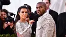 Bahkan Kim Kardashian pun tak absen menyemangati Kanye West dalam penyelesaian albumnya. (Heat World)