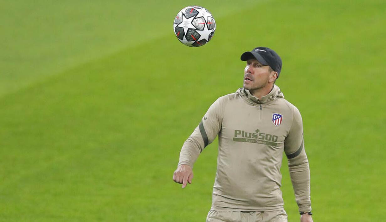 Pelatih Atletico Madrid, Diego Simeone, mengontrol bola saat sesi latihan jelang laga babak 16 besar Liga Champions di The National Arena, Rumania, Senin (22/2/2021). Wakil Spanyol itu akan berhadapan dengan Chelsea. (AP Photo/Vadim Ghirda)
