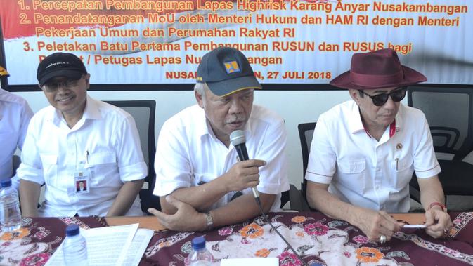 Menteri PUPR, Basuki Hadimuljono dan Menkumham, Yasonna H Laoly di Dermaga Wijayapura, Cilacap, Jawa Tengah. (Foto: Liputan6.com/Muhamad Ridlo)
