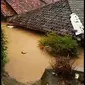 Puluhan rumah di kecamatan Sukawening, Garut, Jawa Barat terendam banjir seiring meluapnya sungai Ciloa, akibat tingginya curah hujan yang terjadinya sejak Sabtu siang. (Liputan6.com/Jayadi Supriadin)