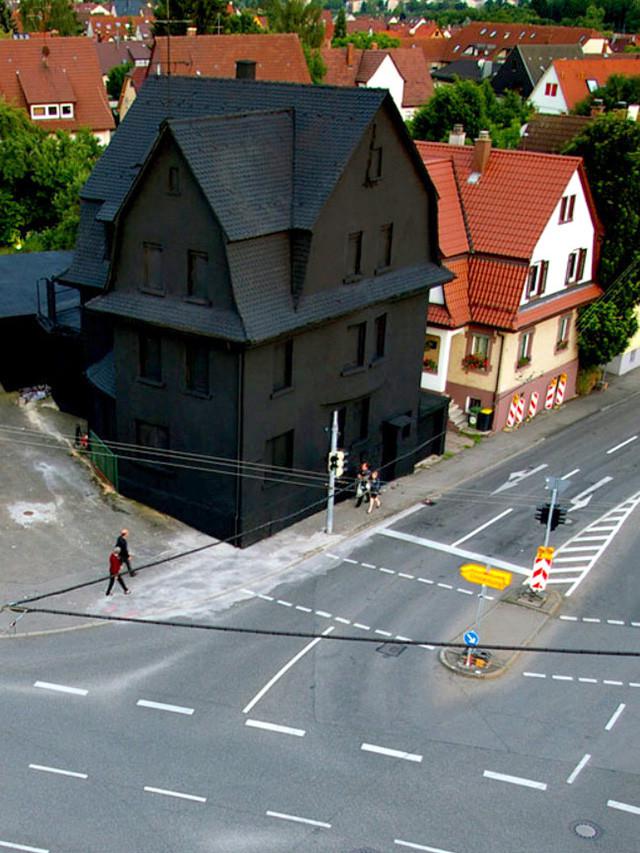 6 Potret Rumah dengan Cat Tidak Biasa Ini Kelewat Unik, Bikin Heran