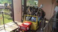 Lomba HUT RI, Pengunjung Jungleland Tiup Balon Sambil Naik Wahana