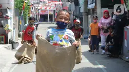 Seorang anak mengikuti lomba balap karung saat acara kegiatan tujuh belas Agustus di Cinere, Depok, Senin (17/8/2020). Warga di sejumlah kampung di wilayah Jabodetabek tetap melakukan beragam kegiatan lomba memperingati HUT ke-75 RI dengan menerapkan protokol kesehatan. (merdeka.com/Arie Basuki)