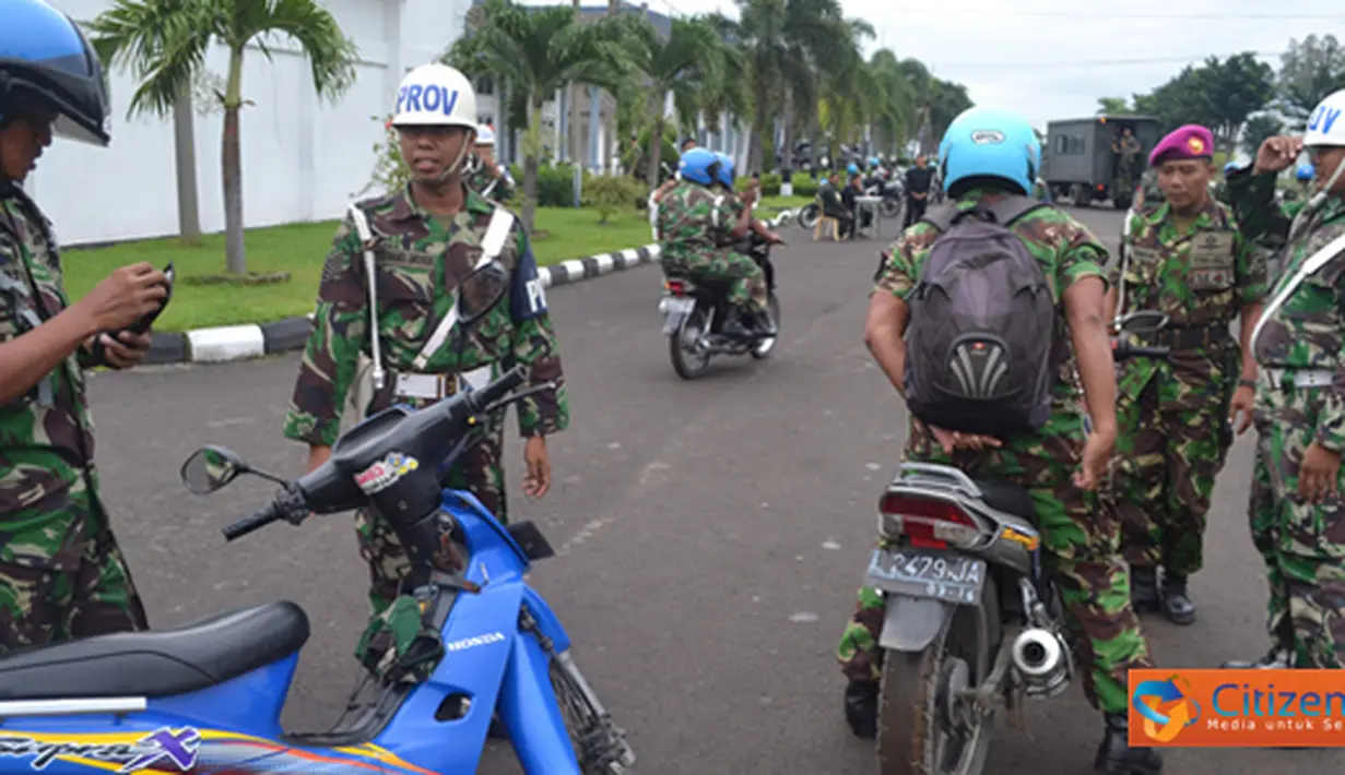 Citizen6, Surabaya: Operasi dilanjutkan dengan pemeriksaan kendaraan sepeda motor yang parkir liar di sekitar Rumdis Karangpilang Surabaya. (Pengirim: Budi Abdillah)

