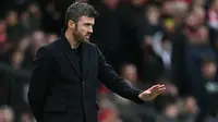 Pelatih interim Manchester United asal Inggris, Michael Carrick, memberi isyarat kepada para pemain selama pertandingan Liga Inggris antara Manchester United dan Fulham di Old Trafford di Manchester, barat laut Inggris, pada 1 Februari 2026. (Paul ELLIS/AFP)