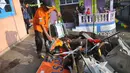Petugas dari Basarnas memeriksa sisa bangkai helikopter Basarnas yang jatuh di Temanggung, Jawa Tengah (3/7). Kecelakaan tersebut menewaskan delapan orang yang terdiri dari 4 kru dan 4 rescue. (AFP Photo/STR)