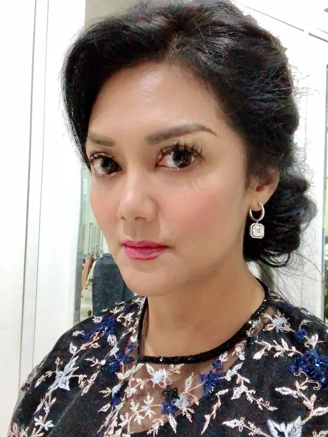 Potret Bella Saphira dengan Sanggul