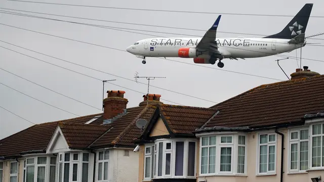 20161025-Setiap Hari Pesawat Terbang Rendah di Perumahan Ini-London