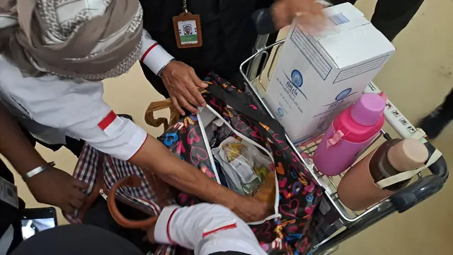 Sejumlah barang-barang jemaah haji Indonesia yang terpaksa tidak bisa dibawa ke Tanah Air karena melebhi kapasitas. (Liputan6.com/Nafiysul Qodar)