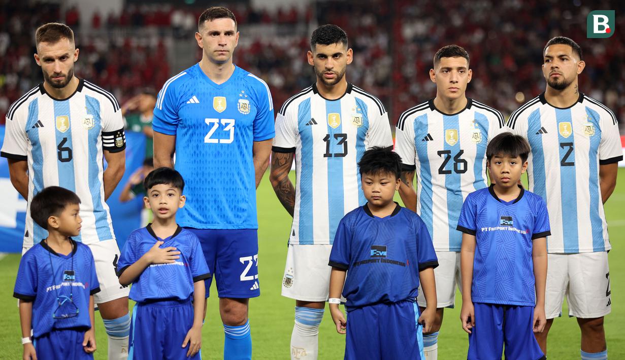 Cucu Presiden RI Joko Widodo, Jan Ethes (kiri bawah kedua) saat menjadi player escort kiper Timnas Argentina, Emiliano Martinez pada laga FIFA Matchday melawan Timnas Indonesia di Stadion Utama Gelora Bung Karno (SUGBK), Senayan, Jakarta, Senin (19/06/2023). (Bola.com/Bagaskara Lazuardi)