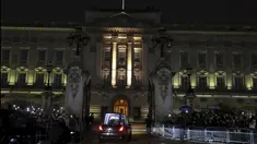 Mobil jenazah  yang membawa peti mati Ratu Elizabeth II tiba di Istana Buckingham, London, Selasa (13/9/2022). Peti mati Ratu Elizabeth II kembali ke Istana Buckingham pada Selasa malam, melewati London yang gerimis saat kerumunan orang memenuhi rute untuk melihat sekilas mobil jenazah dan mengucapkan selamat tinggal padanya. (Paul Childs/Pool Photo via AP)