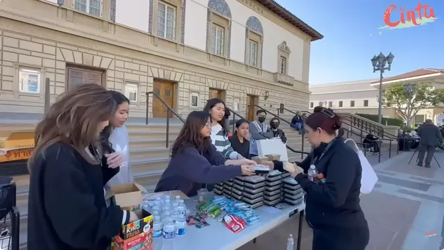 9 Potret Cinta Kuya Bagi Makanan untuk Korban Kebakaran Los Angeles, Tuai Pro Kontra