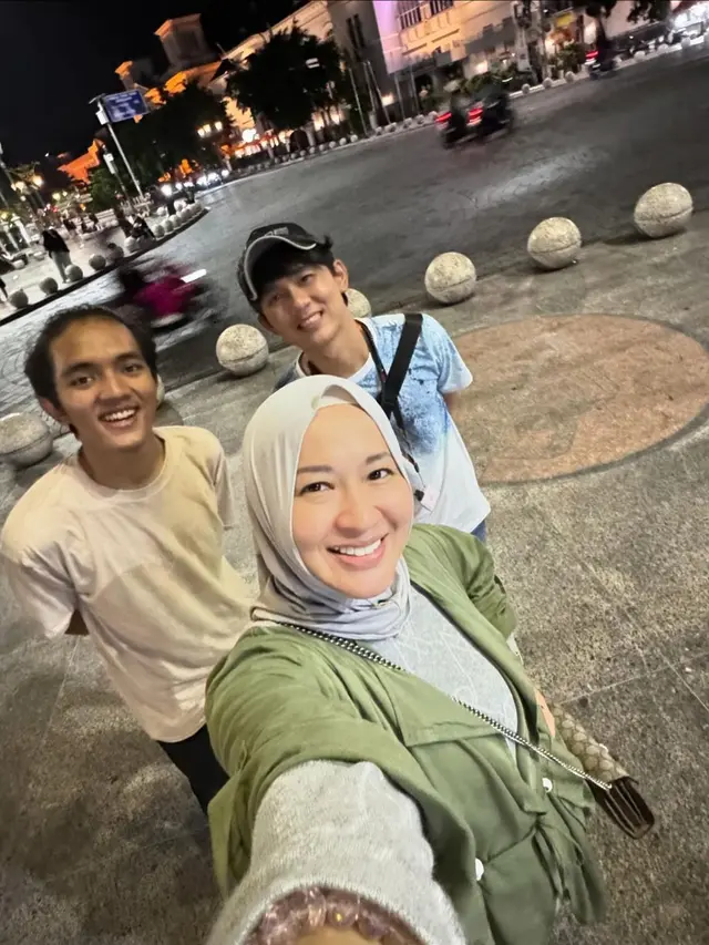 Foto Okie Agustina dengan Teman-temannya