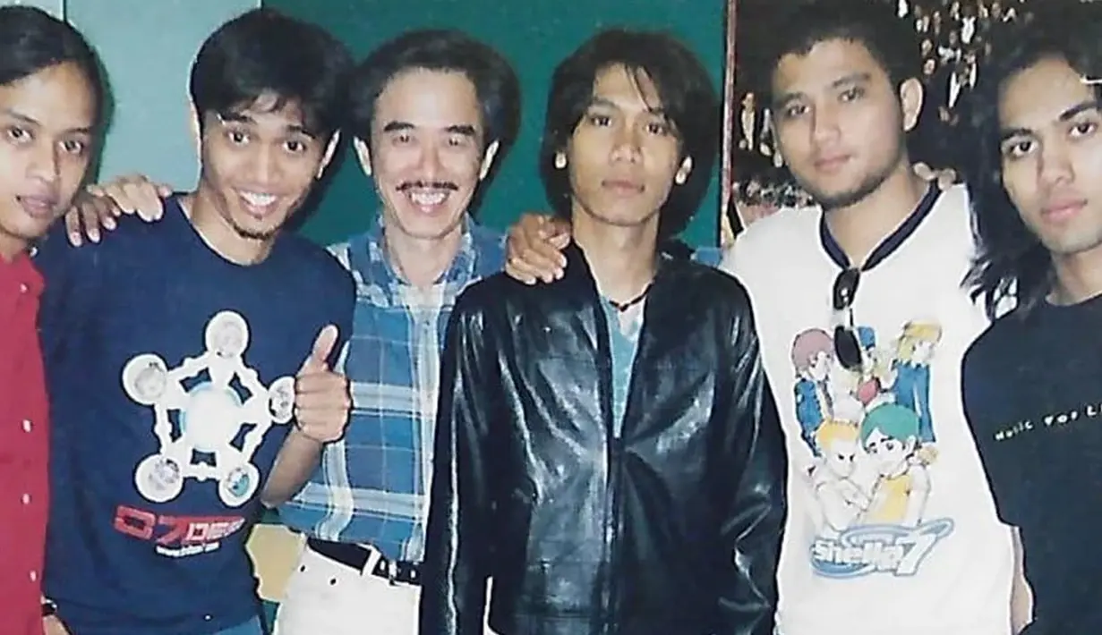 Produser musik Jan Djuhana mengucapkan selamat anniversary ke-28 untuk band Sheila On 7 melalui Instagram pribadinya. Jan membagikan beberapa potretnya saat bersama para personel. Di antaranya, ada foto lawas hingga masa kini. Potret lawasnya saat masih muda bersama SO7 pun menjadi kenangan yang paling mengesankan. (Liputan6.com/IG/@jan.djuhana)