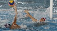 Pemain Timnas Polo Air Indonesia saat latihan di Stadion Aquatik GBK, Jakarta, Senin (11/11). Para punggawa Timnas Polo air menargetkan medali emas di SEA Games 2019. (Bola.com/M Iqbal Ichsan)