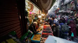 Di berbagai negara, kurma menjadi penganan yang kerap dicari pada bulan Ramadan sebagai kudapan manis untuk berbuka puasa. Tampak dalam foto, umat Muslim Kashmir berbelanja untuk kebutuhan bulan suci Ramadan di sebuah pasar di Srinagar, Rabu 18 Februari 2026. (AP Photo/Mukhtar Khan)