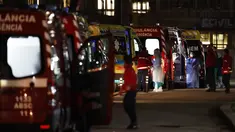 Lebih dari tiga puluh ambulans antre menunggu untuk menyerahkan pasien COVID-19 kepada petugas medis di rumah sakit Santa Maria di Lisbon, Kamis (28/1/2021). Di Portugal, fasilitas kesehatan berada di ambang kehancuran karena sudah kehabisan tempat tidur untuk merawat pasien corona. (AP/Armando Fran