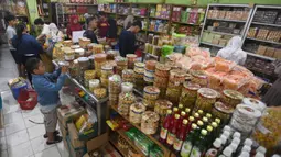 Hingga Rabu (26/3/2025), aktivitas transaksi pada sejumlah toko kue kering di sekitar pabrik Khong Guan ini menunjukkan antusiasme konsumen yang tinggi. (merdeka.com/Arie Basuki)