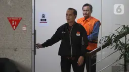 Bupati Muara Enim, Edison (kanan), berjalan meninggalkan gedung Merah Putih Komisi Pemberantasan Korupsi (KPK) usai menjalani pemeriksaan, Jakarta, Selasa (9/6/2026). (Liputan6.com/Helmi Fithriansyah)