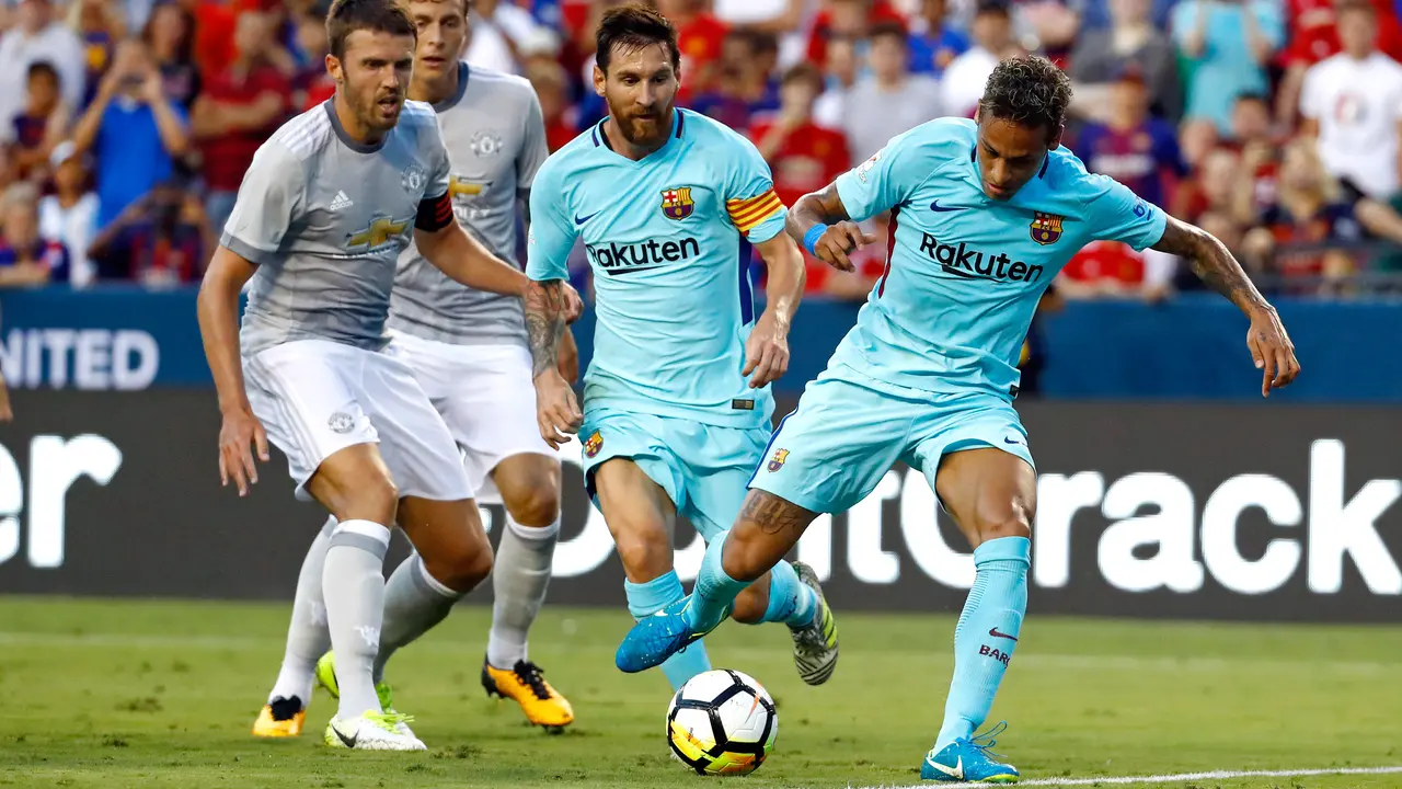 Striker Barcelona, Neymar (kanan), menerobos pertahanan Manchester United (MU) pada pertandingan International Champions Cup 2017, (27/7/2017). Barcelona mengalahkan MU 1-0. (AP Photo/Patrick Semansky)