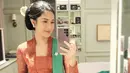 Aktris yang lahir pada 16 Maret 1982 ini sangat senang mirror selfie usai dandan. Dian Sastrowardoyo tampil anggun dengan balutan kebaya. Rasa puas karena penampilannya anggun ini terlihat jelas dari raut Dian ketika mirror selfie. Dian yang memakai kebaya ini memang terlihat cantik memesona. (Liputan6.com/IG/@therealdisastr)