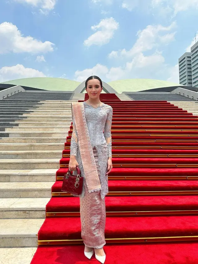 Resmi Jadi Ibu Pejabat, 6 Potret Makeup Flawless Beby Tsabina saat Dampingi Suami yang Kembali Dilantik Jadi Anggota DPR