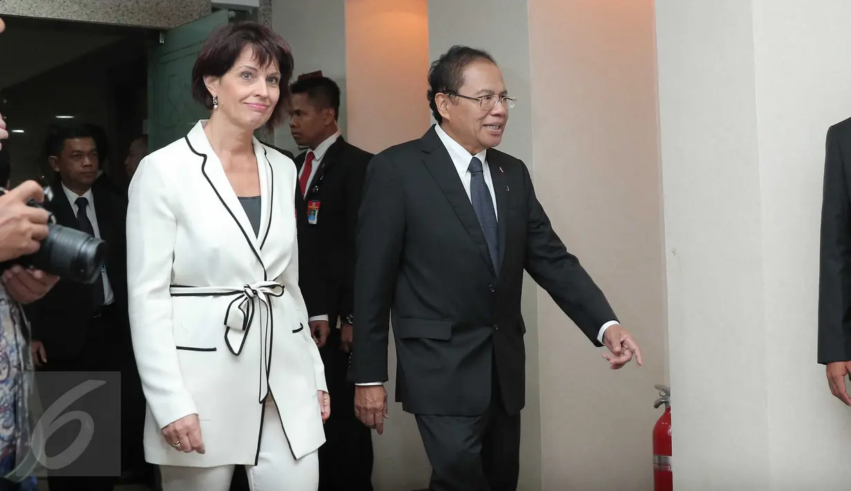 Menko Bidang Kemaritiman Rizal Ramli (tengah) berjalan bersama Wapres Swiss Doris Leuthard (kiri) sebelum melangsungkan pertemuan di Kantor Kemenko Maritim, Jakarta, Rabu (30/3). (Liputan6.com/Angga Yuniar)