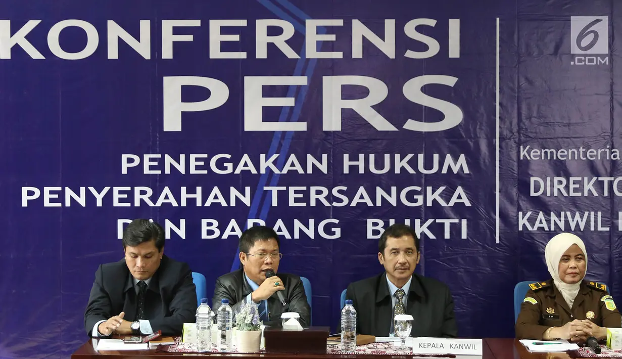 Suasana konferensi pers penyerahan berkas tersangka kasus tindak pidana perpajakan kepada Kasi Penuntutan Kejari Jakarta Selatan Ery Sarifah di Jakarta, Rabu (2/8). (Liputan6.com/Immanuel Antonius)