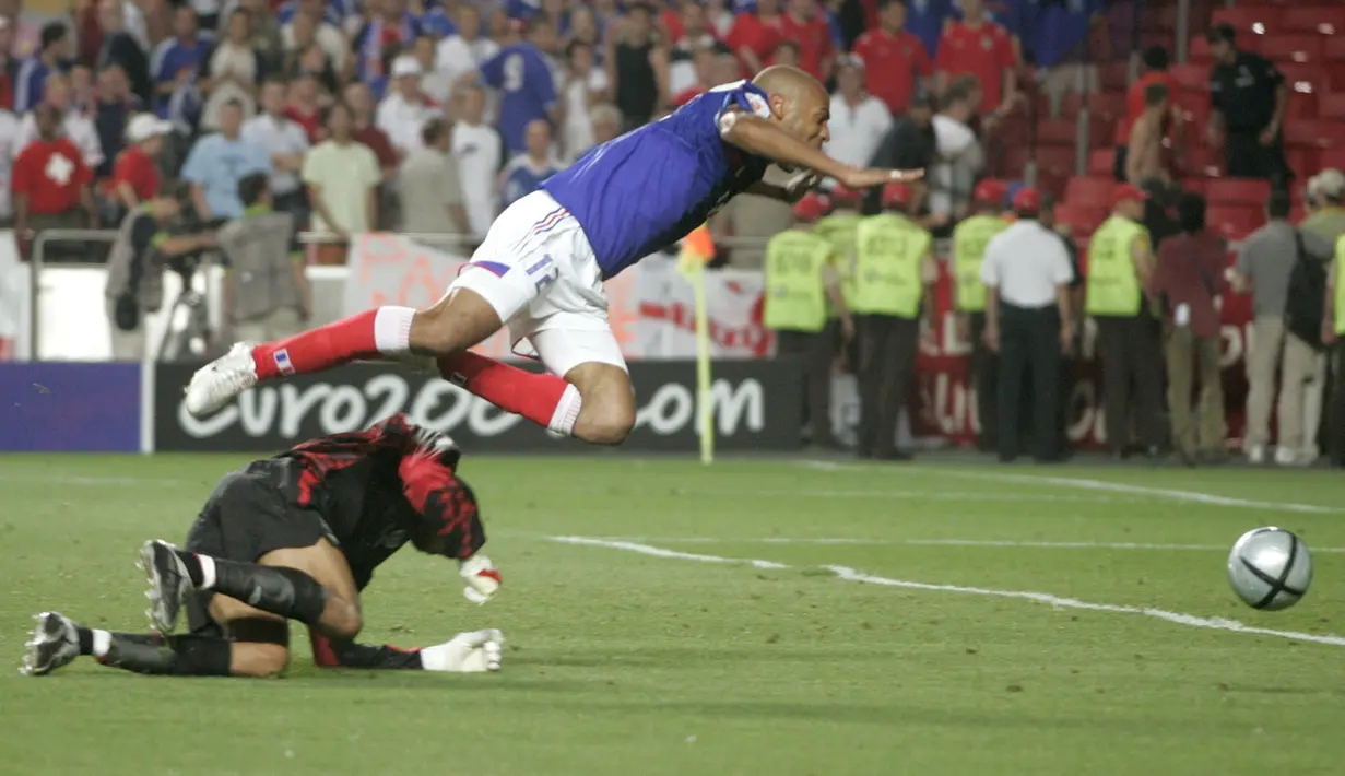 Backpass Steven Gerrard yang mengarah ke Thierry Henry membuat kiper Inggris, David James, melanggar striker Prancis itu yang berujung penalti. Gol dari penalti Zinedine Zidane membawa Prancis menang 2-1 di Piala Eropa 2004. (www.squawka.com)