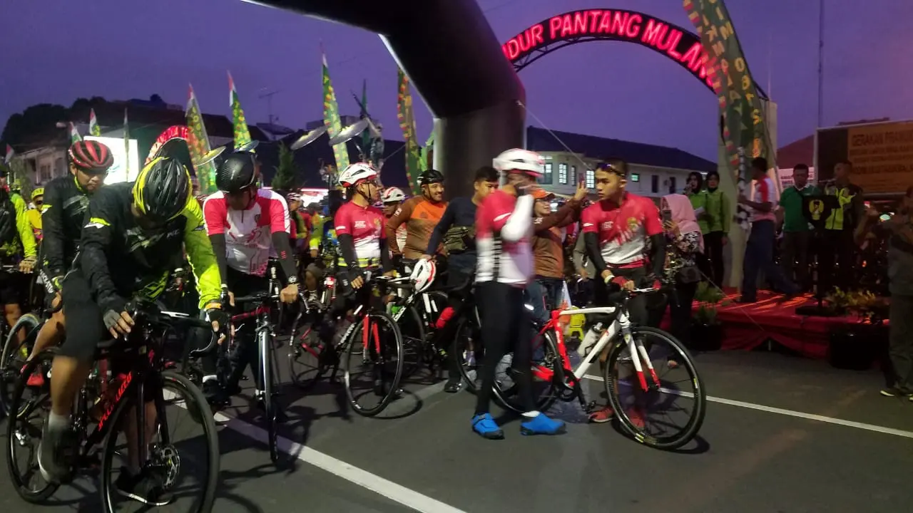 Dalam keadaan masih gelap, para peserta gowes Tasikmalaya-Pangandaran Pindad, tengah mempersiapkan keberangkatan di lokasi Start Makodim 0612 Tasikmalaya
