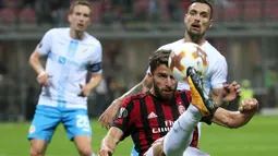 Gelandang AC Milan, Fabio Borini, menendang bola saat pertandingan melawan Rijeka pada laga Liga Europa di Stadion San Siro, Milan, Kamis (28/9/2017). AC Milan menang 3-2 atas  Rijeka. (AP/Matteo Bazzi)