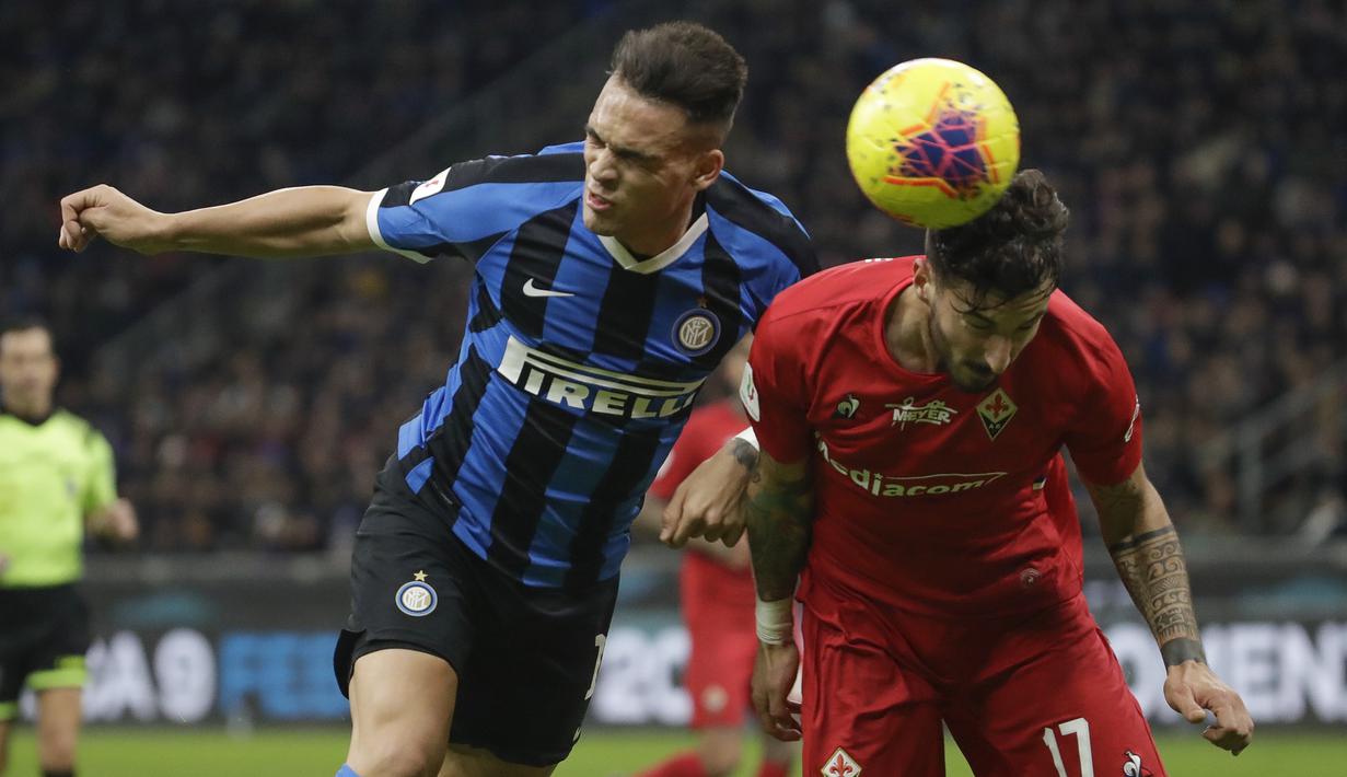 Bintang Barcelona, Lionel Messi pun tak segan-segan melontarkan pujian kepada rekan senegaranya tersebut sebagai pemain yang berkualitas. Dia pun berharap Martinez bisa bergabung ke Barcelona pada musim depan. (AP/Luca Bruno)