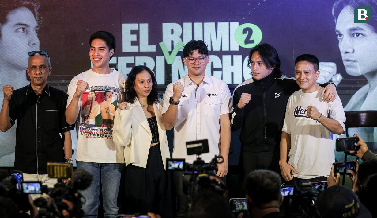 CEO SENS Entertainment, Sultan Sapta (tengah) berfoto bersama dengan selebritas Indonesia, El Rumi bersama pelatihnya (kiri kedua) dan Jefri Nichol (kanan) bersama pelatihnya dalam konferensi pers Superstar Knockout di daerah Senayan, Jakarta Pusat, Kamis (12/06/2025). (Bola.com/Bagaskara Lazuardi)
