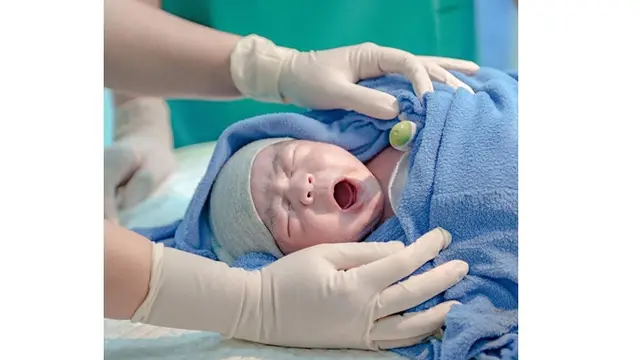 6 Potret Anak Kedua Tantri Kotak yang Terkena Bronkopneumonia, Jalani Perawatan Intensif