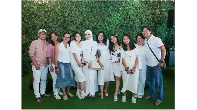 6 Potret Perayaan Ulang Tahun ke-40 Okie Agustina, Riasannya Bikin Pangling