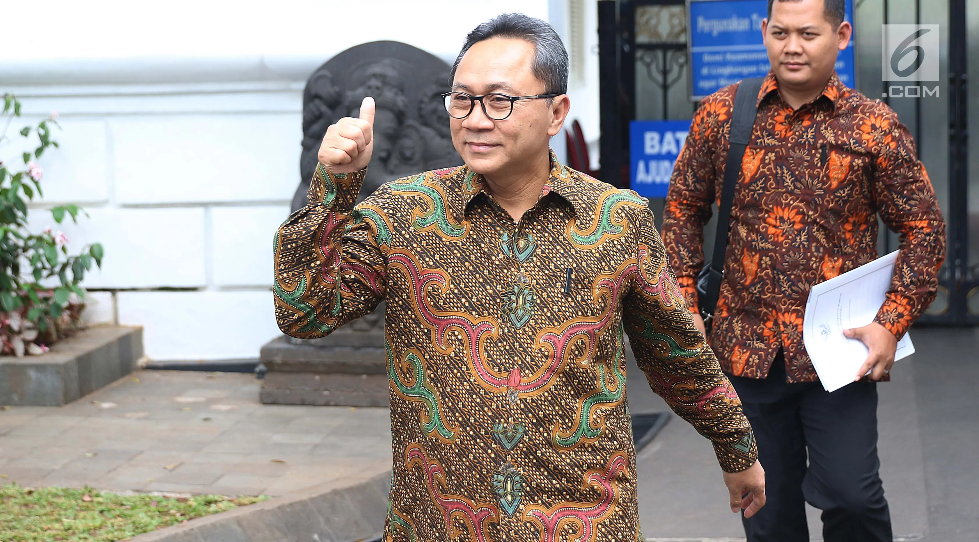 Ketua MPR yang juga Ketum PAN Zulkifli Hasan melambaikan tangan seusai menemui Presiden Joko Widodo (Jokowi) di Istana Merdeka, Jakarta, Selasa (18/7). Jokowi dan Zulkifli melakukan pertemuan tertutup membicarakan berbagai isu. (Liputan6.com/Angga Yuniar)