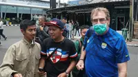 Bobotoh menyambut rombongan Persib Bandung yang dilatih Robert Rene Alberts setibanya di Bandara Husein Sastranegara Bandung. (Liputan6.com/Huyogo Simbolon)